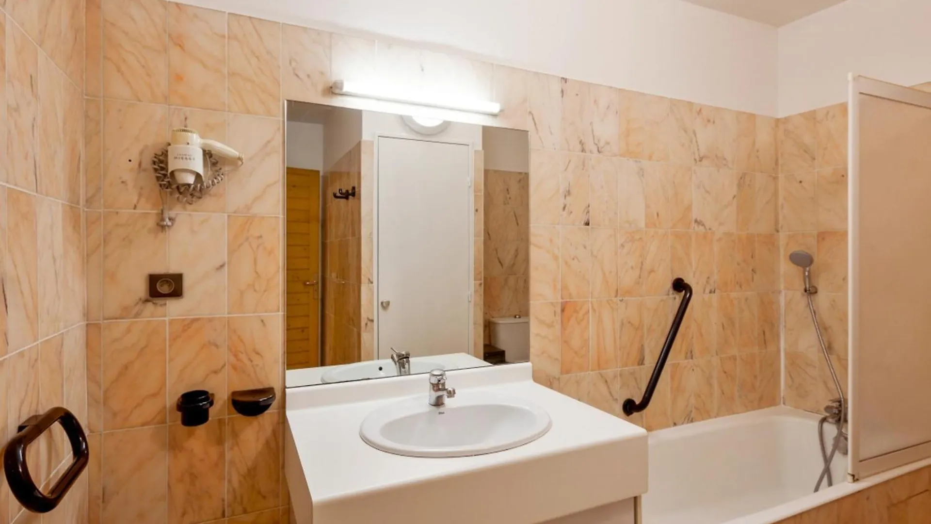 Apartment T1 Bis 2* Au Centre De Brides-Les-Bains, 4 Pers, Balcon, Ascenseur, Proche Thermes Et Telecabines - Fr-1-512-227